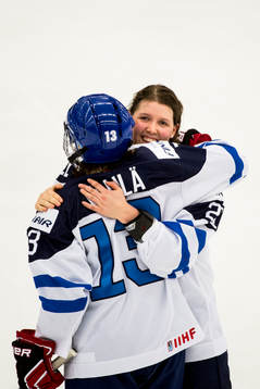 Finlands Michelle Karvinen kramar om Rika Välilä Nieminen