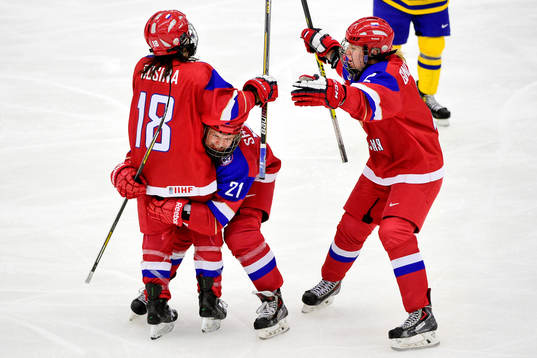 Rysslands Olga Sosina och Anna Shukina firar