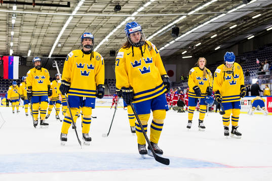 Sveriges spelare med Linnea Bäckman i spetsen deppar när