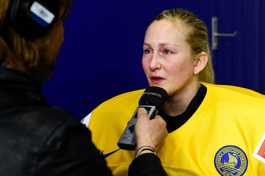 Sveriges målvakt Kim Martin Hasson blir intervjuad