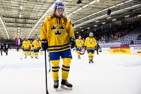 Sveriges spelare med Linnea Bäckman i spetsen deppar när