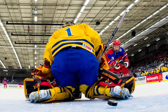 Rysslands Olga Sosina (h) gör avgörande 2-1 målet bakom