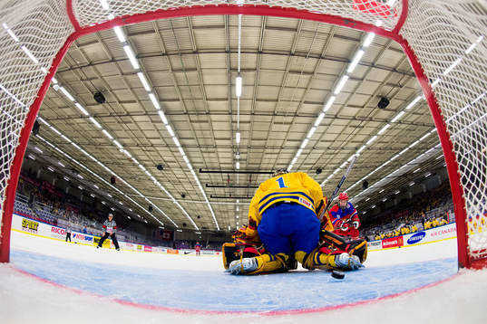 Rysslands Olga Sosina (h) gör avgörande 2-1 målet bakom