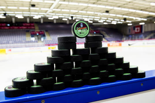 Puckar som det står "doping är inte ishockey" på