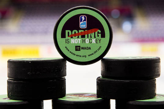 Puckar som det står "doping är inte ishockey" på