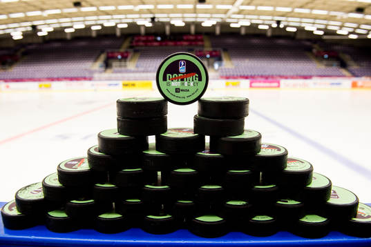 Puckar som det står "doping är inte ishockey" på