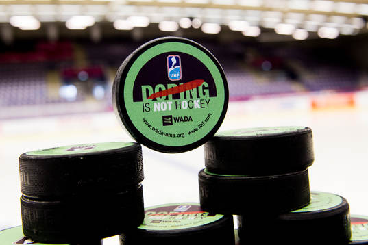 Puckar som det står "doping är inte ishockey" på
