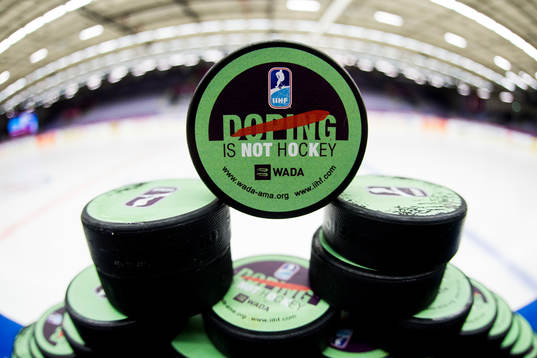 Puckar som det står "doping är inte ishockey" på