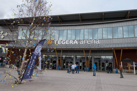 Exteriör av Tegera Arena innan ishockeymatchen i kvalet