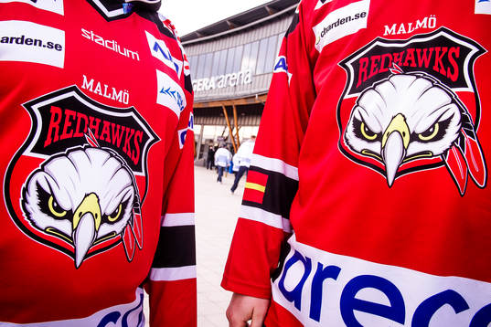 Två Malmö Redhawks supportrar före ishockeymatchen i