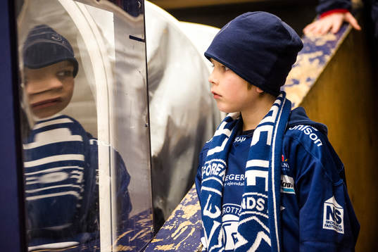 En ung Leksandssupporter före ishockeymatchen i kvalet