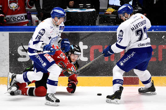 Leksands Tobias Forsberg och Viktor Mårtensson tacklar