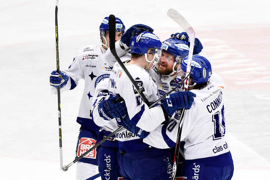 Leksands Jonas Frögren firar med sina lagkamrater