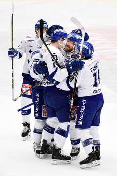 Leksands Jonas Frögren firar med sina lagkamrater