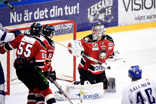 Malmö Redhawks målvakt Niko Hovinen släpper in pucken
