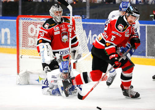 Leksands Tobias Forsberg faller framför målvakt Niko