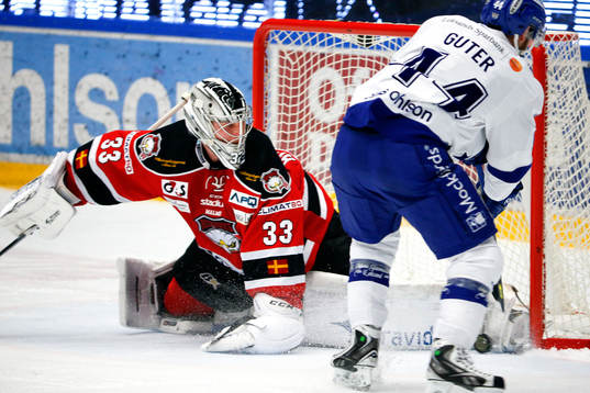 Malmö Redhawks målvakt Niko Hovinen räddar en straff