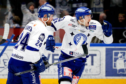 Leksands Jonas Frögren och målvakt Oscar Alsenfelt firar