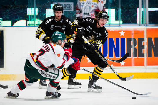 s Robin Kovacs med en passning förbi Tingsryds Emil