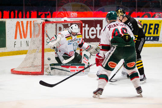 Tingsryds målvakt Andreas Hörberg släpper in 1-0 från