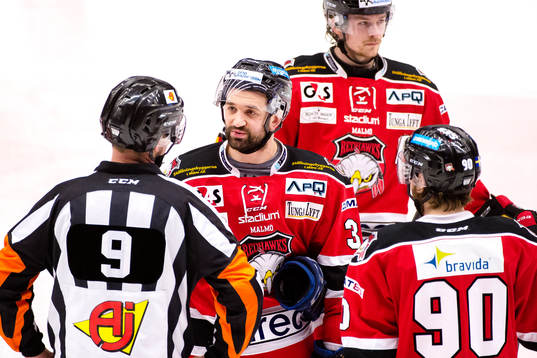 Malmö Redhawks Eric Himelfarb i samtal med domaren