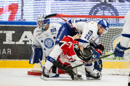 Leksands  Joonas Rönnberg tacklar Malmö Redhawks Nicklas