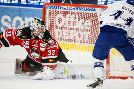 Malmö Redhawks målvakt Niko Hovinen räddar straff av