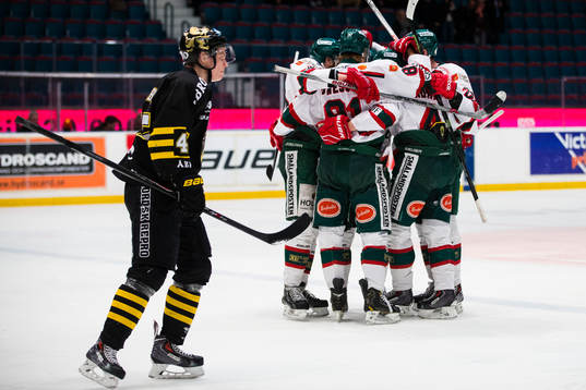 s Petter Lindberg deppar och Tingsryds spelare jublar