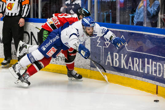 Leksands Kevin Kapstad faller