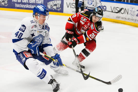 Leksands Tomi Sallinen i kamp om pucken med Malmös Henrik