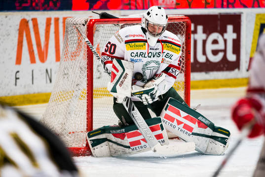 Tingsryds målvakt Andreas Hörberg med en räddning