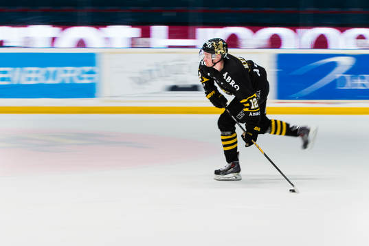 s Fredrik Hynning med pucken