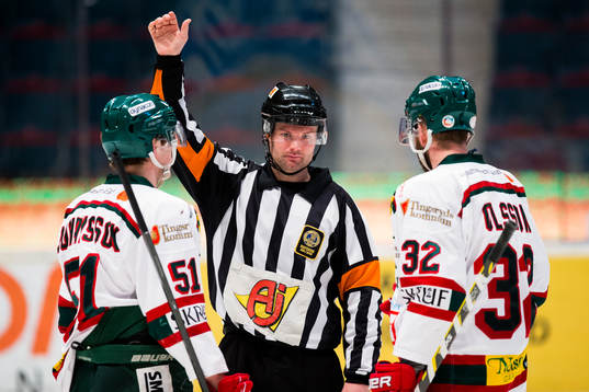Tingsryds Rasmus Johansson (v) och Robin Olsson (h) talar