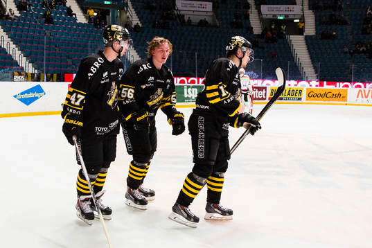 s Eric Norin hjälper Dennis Nordström av isen