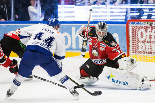 Malmös målvakt Niko Hovinen räddar chans från Leksands