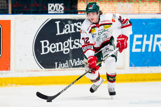 Tingsryds Hannes Johansson med pucken
