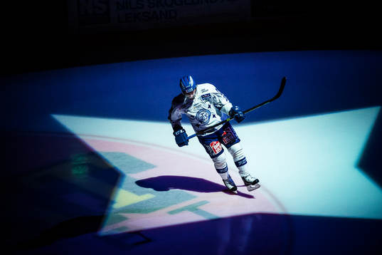 Leksands Daniel Josefsson före ishockeymatchen i kvalet
