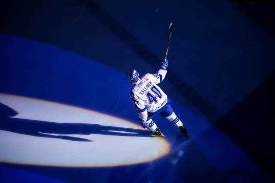 Leksands Tomi Sallinen före ishockeymatchen i kvalet till