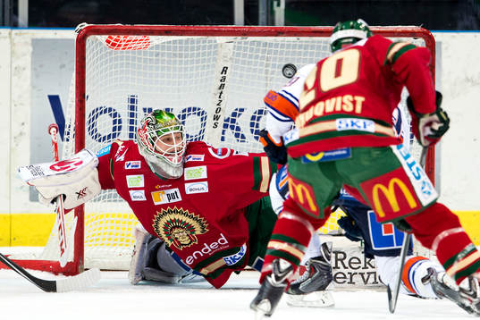 Frölundas målvakt Lars Johansson släpper in 0-1