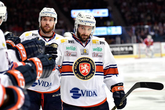 Växjös Noah Welch och Josh Hennessy firar