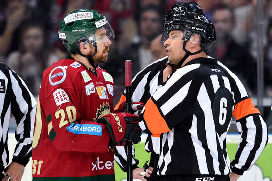 Frölundas Joel Lundqvist diskuterar med domaren