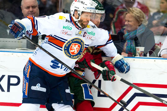 Växjös Tomi Kallio trycker till Frölundas Mats Rosseli
