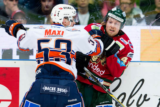 Växjös Eddie Larsson trycker till Frölundas Mathis Olimb
