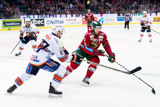 Frölundas Christian Bäckman försöker runda Växjös