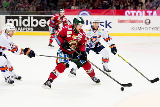Frölundas Mathis Olimb går emellan Växjös Nick Johnson