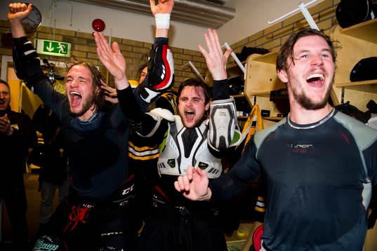Panterns Robin Dahse, Fabian Lundh och Dennis Palm jublar i