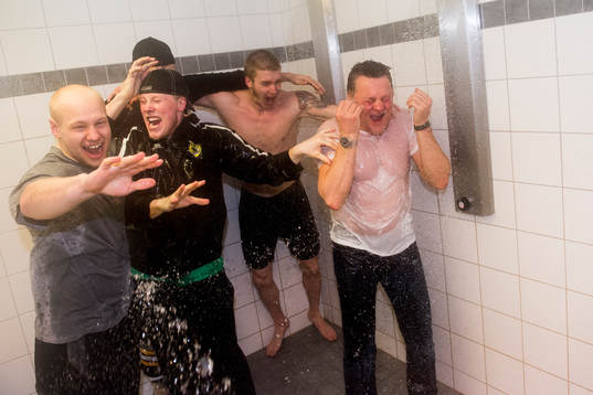 Panterns tränare Stephan Lundh kastast in i duschen av