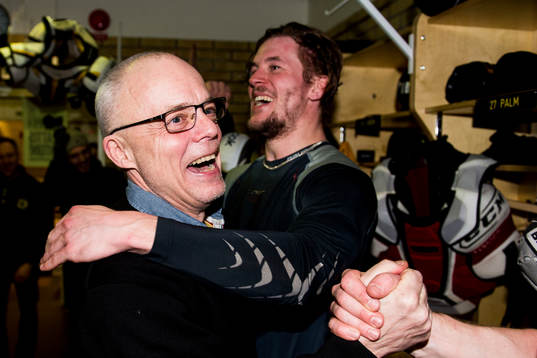 Panterns sportchef Joakim Tillgren jublar med spelarna i