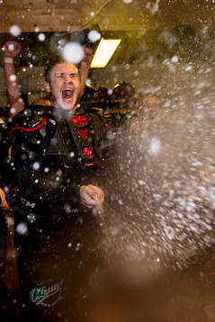Panterns Emil Carnestad jublar och sprutar champagne i
