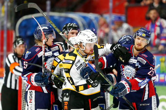 Gruff mellan Skellefteås Erik Andersson och Linköpings